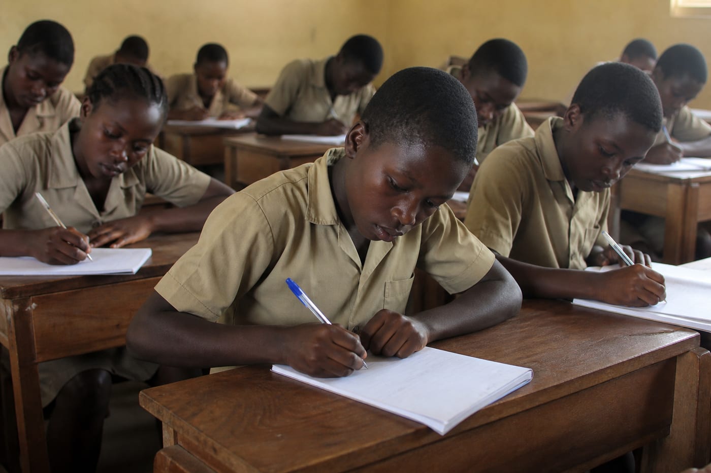 Élèves concentrés lors d’une évaluation en classe