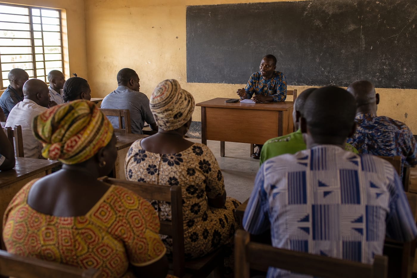 Rencontre parents–enseignants dans une salle de classe